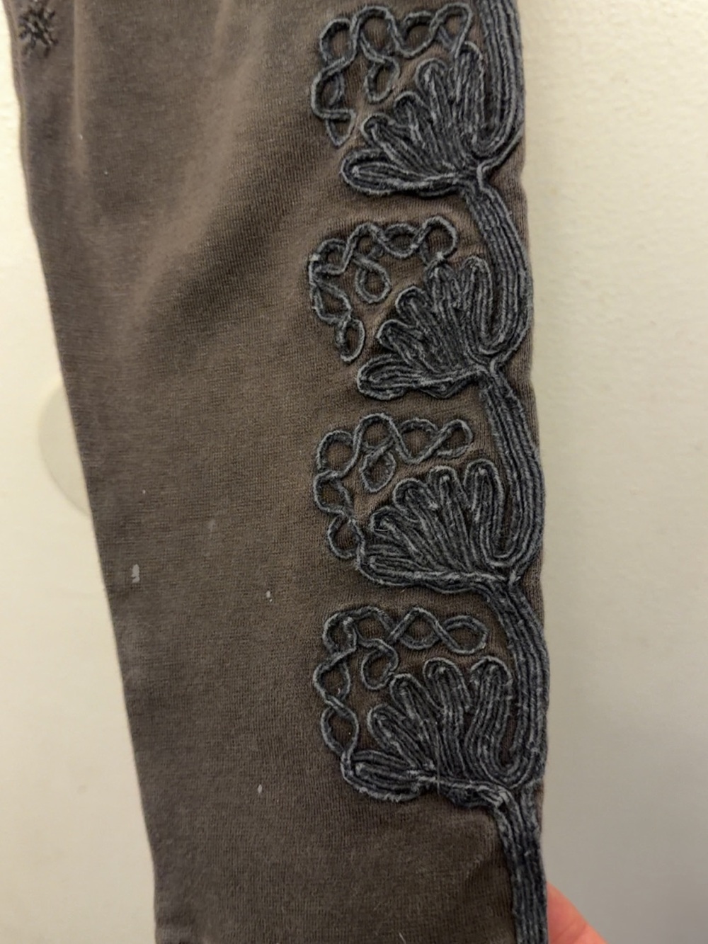 Magnolia Pearl Black Embroidered Side-Panel Legging pants - Picture 4 of 13